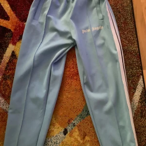 Palm angels byxor  - Bra kvalitet,kon 8/10 använt ett par gånger.
