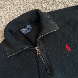 Half zip Ralph lauren - Köpt: fått i present (säljer för att den är för liten) Skick: 10/10 Skador: inga Passform: XS