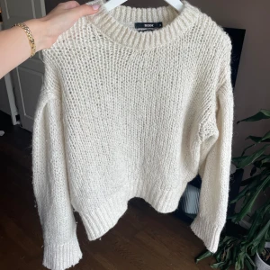 Stickad tröja  - Vit stickad tröja från Bikbok!! Super fin💕