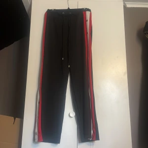 Byxor - Knappt använda byxor i mycket fint skick. Uppknäppbara till ovanför knäskålen