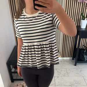 Tröja - Super fin tröja från zara som jag tyvärr inte andvänder så mycket längre och kommer därför att sälja den🩷