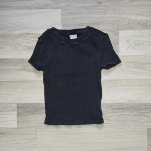Topp - Svart tight topp från H&M.  