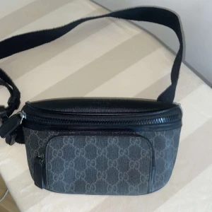 Gucci Midjeväska/bag - Mycket bra skick, kommer med alla nödvändigheter för att se att den är äkta och köpt i gucci.