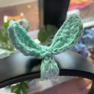 Virkad headphone sprout/ bokmärke  - Virkad headphone sprout/ bokmärke, kan användas som båda. Gjord med bomullsgarn🌱 