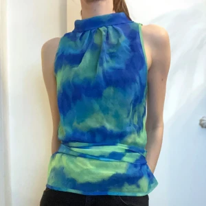 Batikad blus, Birgitta, stl. S/M, chiffong, bohemisk, boho, grön, blå - Grön och blå batikad chiffongtopp från Birgitta. Knytband, knapp i nacken. Mått får ej plats - fråga gärna!