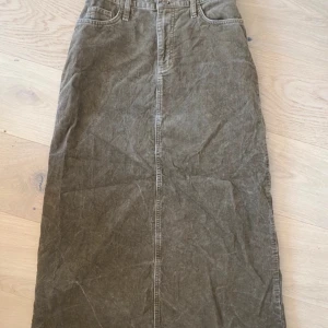 Långkjol - Manchesterkjol i brun/grå. Jättefin men kommer ej till användning!🩷köpt på vinted