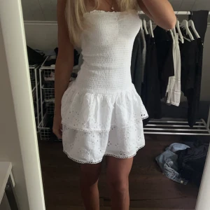 vit klänning  - intressekoll på min jätte fina klänning!! Från gina i storlek S, slutsåld på hemsidan och köpt för 500kr🥰  Helt ny med prislapp kvar!! 