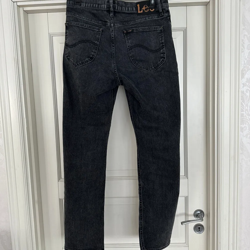 Lee West jeans  Storlek 32/32 Skick 9/10  Färg Mörk grå  Nypris 1100 Modellen är 188cm och väger 77kg . Jeans & Byxor.