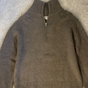 Soft goat tröja -   Soft goat tröja i ljus brun med hög krage i kashmir. Tröja är i storlek S. 