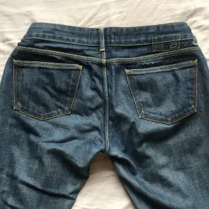 Bootcut jeans som är Low waist med spets på fickorna, midjemåttet- ungefär 39cm 