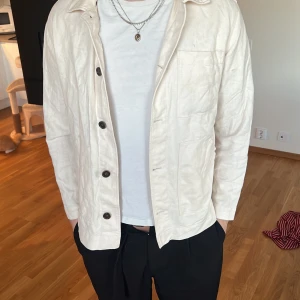 Overshirt  - Knappt använd overshirt/jacka storlek M blivit lite större så passar mig inte är  189 väger 85kg 