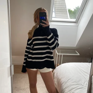 stickad tröja  - stickad randig tröja från zara, finns ej kvar men nypris 450kr😊😊