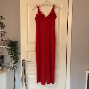 Jumpsuit - Jumpsuit i perfekt skick❤️ Dragkedja i ryggen. Axelbanden är uppsydda men går lätt att sprätta upp om man vill ha de längre igen (se sista bilden) 🫶🏻