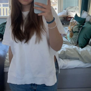 Kortärmad sweatshirt - Vit kortärmad sweatshirt från hm. Storlek L men passar mig som har S