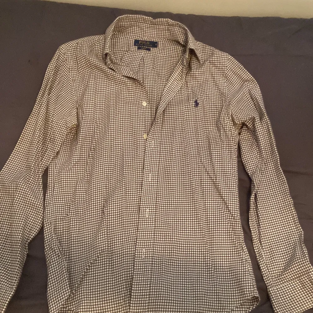 Jag säljer denna  Ralph lauren skjorta eftersom den inte kommer till användning, mycket bra skick!. Skjortor.