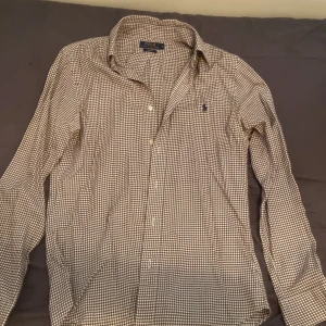 Polo Ralph Lauren skjorta  -  Jag säljer denna  Ralph lauren skjorta eftersom den inte kommer till användning, mycket bra skick!