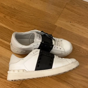 Valentino  - Hjälper min flickvän att sälja sina skor. De saknas två nitar på ena skon men de e på insidan så de syns inte. Även en till defekt på skon som man ser första bilden. Hör av er vid funderingar. Pris inte hugget i sten. 