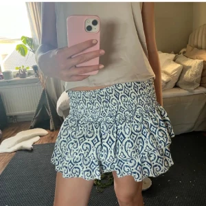 Meet me there kjol florence - Säljer denna då jag inte använder den, så fin och somrig. Super bra skick 🥰 