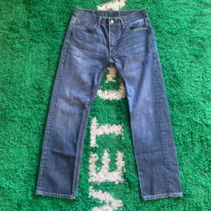 Sköna Levis jeans i modellen 513. Uppskattat skick 8,5/10. Skicka ett meddelande innan köp!