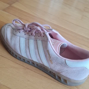 Adidas Hamburg skor - Är i använt skick så dom är lite smutsiga men är den ända skavank skorna har. Storlek 38 2/3   Helt nya kostar 1249 kr  Säljs för 300 kr   Köparen står för frakten 
