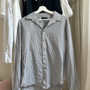 Vit/blå randig skjorta - Vit/blå randig skjorta