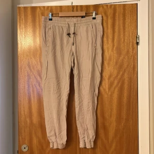 Byxa - Beige byxa, aldrig använd 