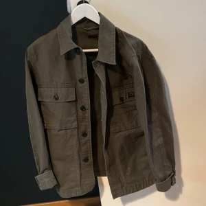 Dunderdon Overshirt  - Hejsan, säljer denna overshirt som inte längre kommer till användning. Vet inte hur mycket nypriset ligger på men priset kan diskuteras vid snabb affär. Den passar något som är ca. 175 cm. Tveka inte på att ställa frågor och funderingar. 