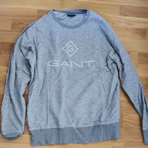 Gant Sweatshirt grå - Storlek M Regular fit Sweatshirt från en gammal Gant kollektion. Bra skick och använts få gånger.