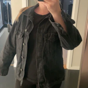 jacka - jättefin jeans jacka från gina tricot!! använd ca 10 gånger, köpt för ett år sedan. pris kan diskuteras!💞