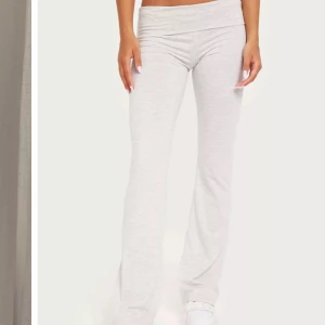 Yoga pants  - Säljer mina yoga pants på grund av att jag inte använder dom för att jag inte tycker att grå passar mig bra. Dom är uppsydda av en skräddare för dom var för långa. Men sömmen syns knappt. Byxorna är från Nelly och ny pris är 300 