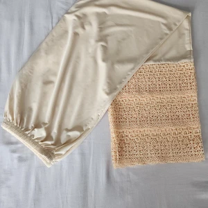 Vida byxor - Byxor i gul färg, perfekt till sommaren. Tyget är stretchig och tunn. Använd ett par gånger. Står XXL på storlekslappen men själv är jag i storlek S så tror den passar S-XXL.