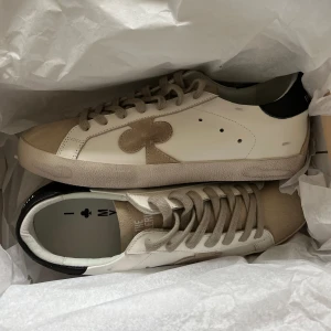 The Gallerist  - Säljer nu dessa mycket trendiga skor, de är helt i nyskick och är bara testade, jag är lite osäker på storleken. Vid snabb affär kan pris diskuteras 🤝  Mvh Oscar