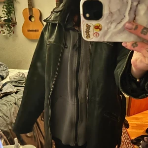 Cool skinnjacka  - Supercool skinnjacka ifrån imagino i vad jag skulle uppskatta som en herr m, den passar fint som oversized jacka på mig som är xs i korrekt strl. Fint skick! 