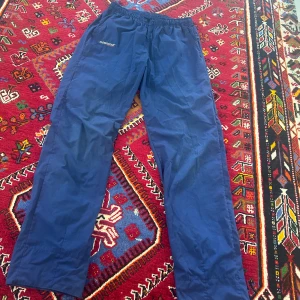 Trackpants - Blå wide leg trackpants, har använt en gång