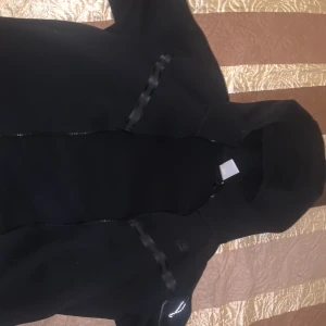 Nike tech fleece hoodie - :Medium size :postnord : stilig hoodie som passar alla sorters kläder. Hoodien är använd ungefär 7 gånger och ser lika fräsch ut som den vore ny