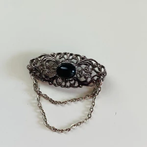 Brosch  - Vacker vintage brosch med gothisk look Okänd metall 