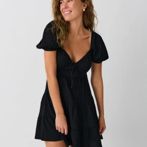 klänning - Säljer denna söta klänning! Aldrig använd💗köpt för 400kr, slut i lager.