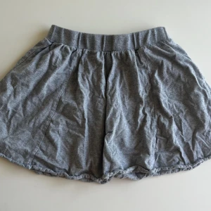 Grå kjol  - Hej, jag säljer en grå mjukis kjol. Fint sick, utan defekter.(Tyvärr lite skrynklig). Jättebekväm att ha på sig. Storleksmässigt skulle jag säga att kjolen är S❤️‍🔥