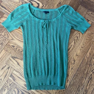 Tröja - Fin grön ärmlös tröja som passar alla årstider💚