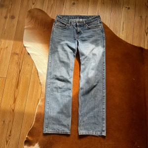 Lågmidjade byxor - Lågmidjade straightleg ljusa jeans från Weekday. Jättefina och passar superbra för en ”everyday look”. Använder dem inte länge, därför säljer jag dem!❤️
