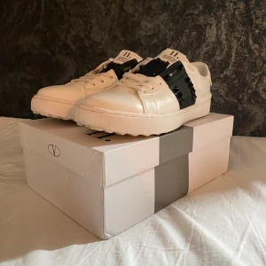 Valentinos - Valetino rockstud Säljer skorna då jag inte använder dem  Dem är använda kanske 4-5 gånger Nästan helt nya  Storlek 42