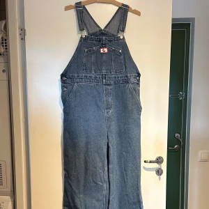 Monki hängselbyxor - Blå hängselbyxor i jeans ifrån monki. Bra skick, köpta på sellpy. 