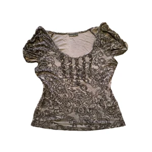 Tröja med mönster - Så fin tshirt med mönster och ”volanger” på framsidan🩷🩷🩷 Skriv privat vid intresse eller frågor🫶🏻 Det går även bra att använda köp nu funktionen😊