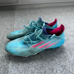 Adidas x speedflow  - Säljer dessa begangnade fotbollsskor  Köpte de i detta skick, var för små för mina fötter.  Storlek 42 (lappen är bortklippt)  Pris kan diskuteras vid snabb affär