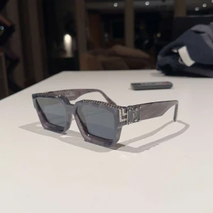 Lv Millionaire - Lv millionaires Storlek E Skick 9/10 Pris 5500 Og allt 150+ referenser från tidigare affärer!