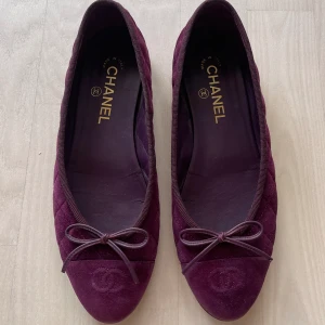 Chanel Ballerina  - Säljer mina otroliga ballerinas från Chanel som tyvärr är för små.. Jättefint skick och knappt använda. Har endast kvar lådan men också ett verifikations kort från Vestiaire. 