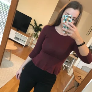 Vinröd tröja från BikBok  - Vinröd topp från BikBok, mycket älskad och välanvänd. Utöver att färgen är lite urtvättad så har jag inget att anmärka på avseende skicket. 