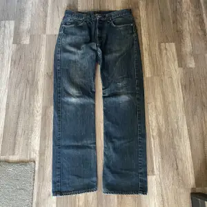 Straight leg jeans  Size 33/32 Nice distressing på hälarna