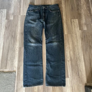 Straight leg jeans - Straight leg jeans  Size 33/32 Nice distressing på hälarna
