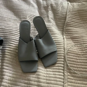 Klackskor - De absolut snyggaste skorna på marknaden! Aldrig använda då de är för små för mig. Otroligt snygga klackar som går att använda vid alla tillfällen! 